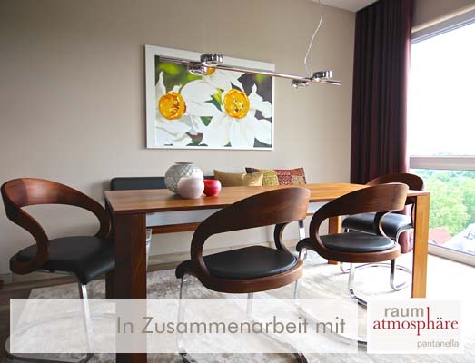 Der Essbereich hat durch einen neuen Teppich, neuem Vorhang und einem nach Vorgabe gemalten Bild und Accessoires mehr Wohnlichkeit bekommen.